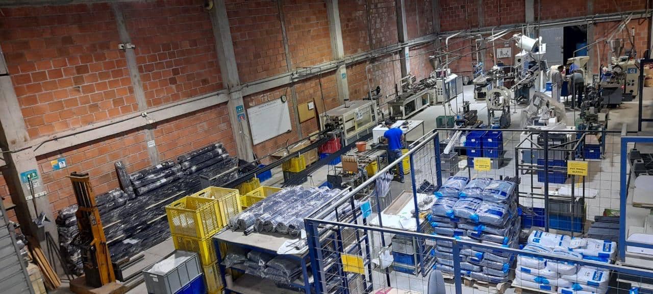 Zona de máquinas y material en proceso en la planta de Extruplásticos MH