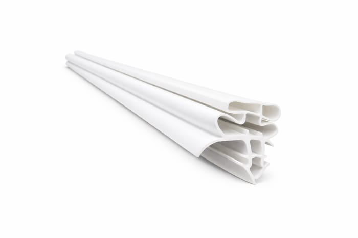 Perfiles flexibles blancos con aletas curvas y canal central de encaje