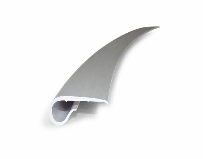 Perfil gris curvo con borde tubular redondeado para remate
