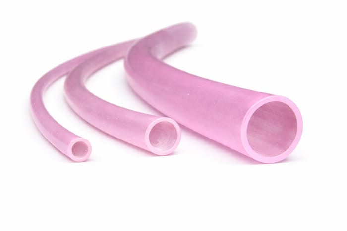 Tres mangueras plásticas flexibles rosadas en diámetros crecientes