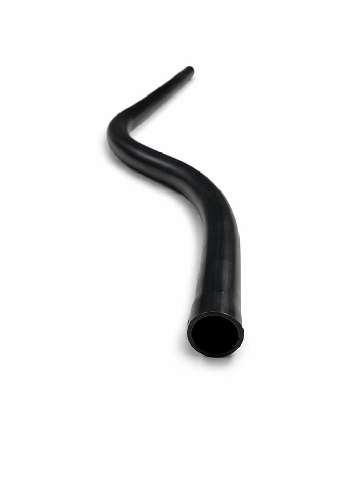 Tubería negra conformada en curva en S, vista lateral